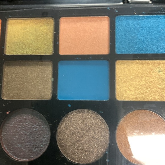 KLEANCOLOR® TROPICAL PASSION EYESHADOW PALETTE 18 colors. - Picture 4 of 4